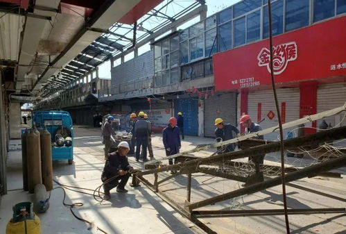 拆违行动 涟水城管拆除小商品市场顶棚，城市治理与民生利益如何平衡？