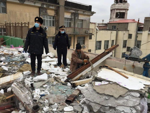 秋林地区执法分局依法拆除楼顶违建，守护城市安全与法治尊严